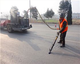 采用嘉格道路灌縫膠進(jìn)行灌縫