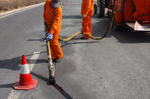 道路灌縫膠和普通瀝青在路面裂縫修補(bǔ)中的區(qū)別
