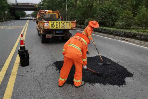冷補料：冷補瀝青混合料成為道路路面坑槽修補主要選擇的原因