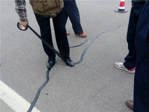 嘉格裂縫貼解決道路養(yǎng)護(hù)難題比瀝青灌縫更省力