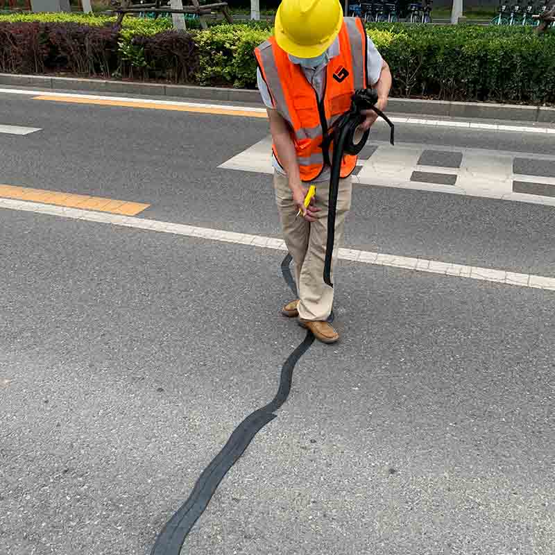 瀝青貼縫帶能修補(bǔ)公路裂縫的8個(gè)原因